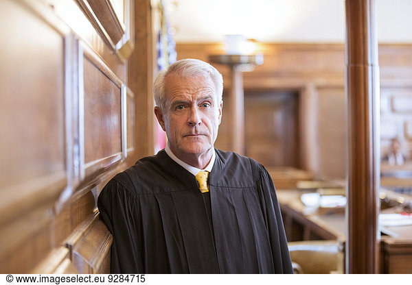 Richter im Gerichtssaal stehend