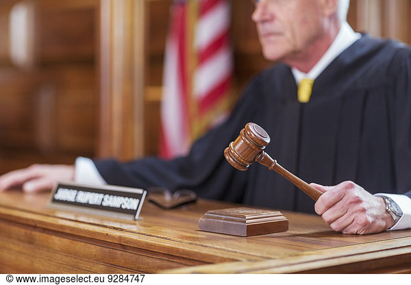 Richter schlägt Hammer vor Gericht