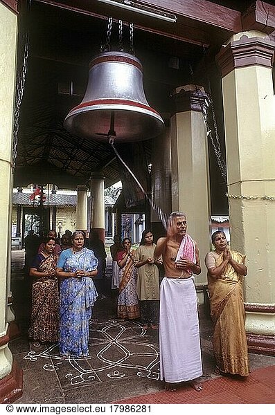 Riesige Bronzeglocke im Thirumala Devaswom-Tempel  Mattancherry  Kochi  Cochin  Kerala