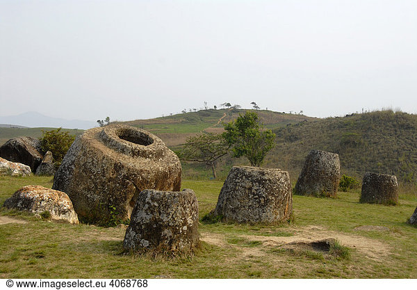 Riesige Krüge verstreut  Monolithe aus Stein  Ebene der Tonkrüge  Plain of Jars  Provinz Xieng Khuang  Laos  Südostasien