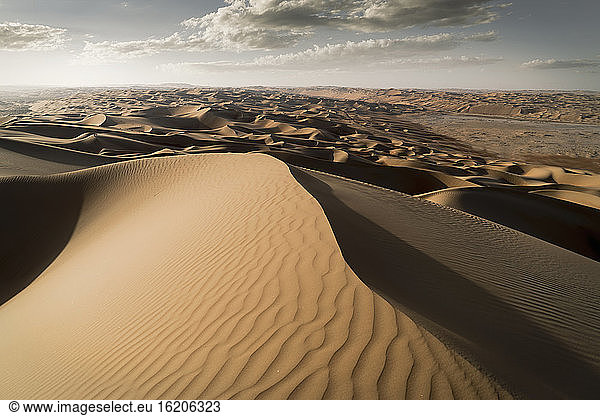 Riesige Sanddünen in der Wüste Empty Quarter  zwischen Saudi-Arabien und Abu Dhabi  VAE