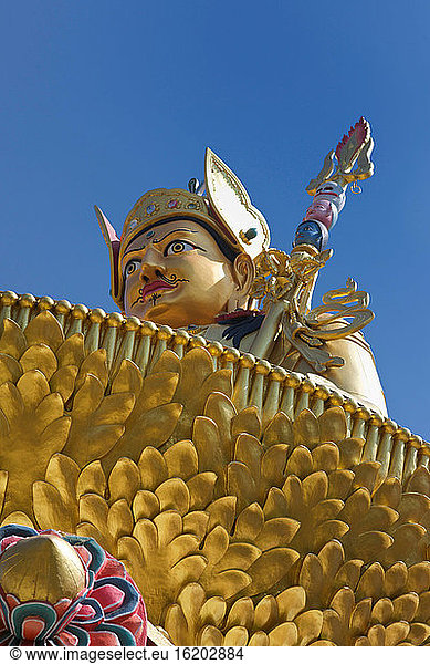 Riesige Statue einer Gottheit mit Säbel  Buddha Park  Kathmandu  Nepal
