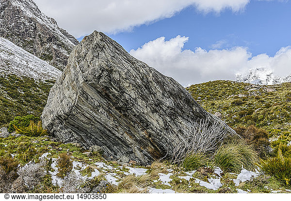 Riesiger Felsen entlang des Hooker Valley Track  Mount Cook National Park; Südinsel  Neuseeland