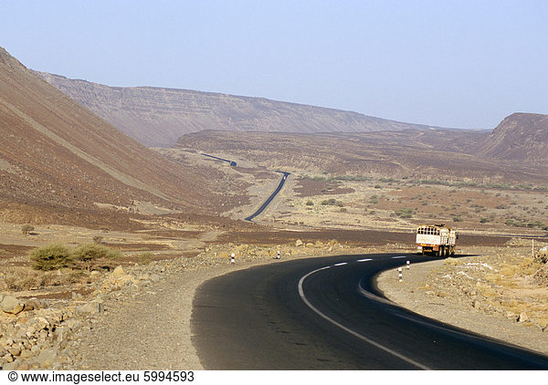 Rift Valley von Fehlern in Wüste durchquert von der Straße nach Addis Abeba  Afar Dreieck  Dschibuti  Afrika