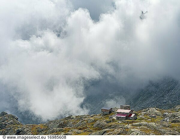 Rifugio Segantini und dramatische Wolken in der Presanella Bergkette  Parco Naturale Adamello - Brenta  im Trentino. Europa  Italien  Val Rendena.