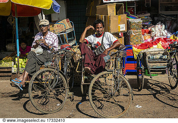 Rikschafahrer beim Entspannen in Yangon  Myanmar