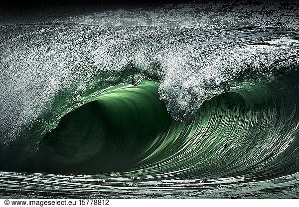 Rileys Welle  eine riesige tonnenschwere Welle  Kilkee  Clare  Irland