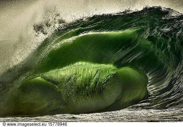 Rileys Welle  eine riesige tonnenschwere Welle  Kilkee  Clare  Irland