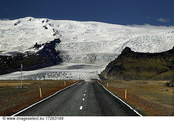 Ringstraße  N1  Asphaltstraße  Gletscherzunge  Gletscher  Gletschereis  Vatnajökull  Südküste  Island  Europa