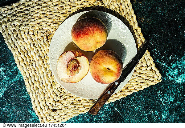 Ripe peach fruits in the bowl