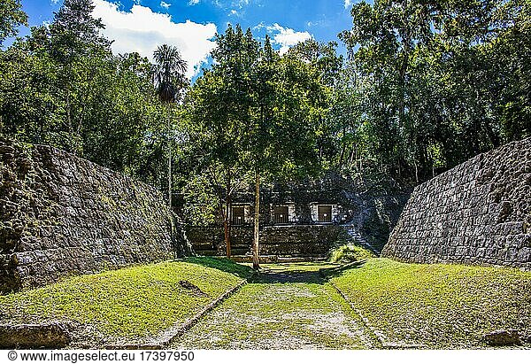 Ritueller Ballspielplatz  Yaxha  drittgrößte Ruinenstadt der Maya  Yaxha  Guatemala  Mittelamerika