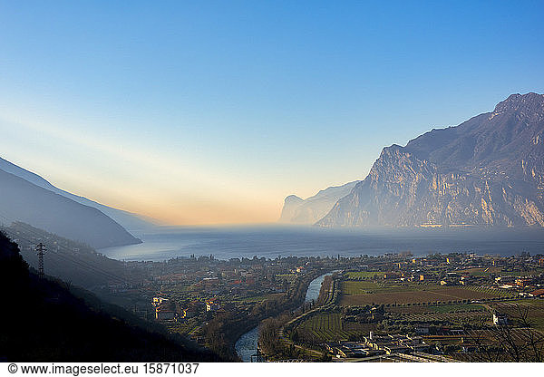 Riva del Garda bei Sonnenaufgang im Winter  Gardasee  Trentino  Dolomiten  Italien  Europa