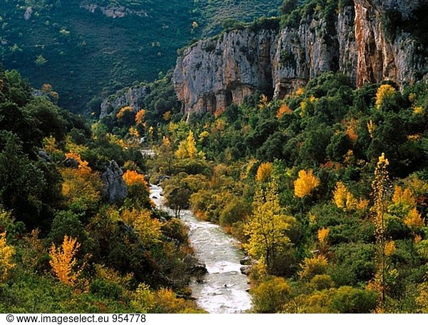 River Areta. Foz de Ugarron im Herbst. Sierra de Leyre. Navarra. Spanien