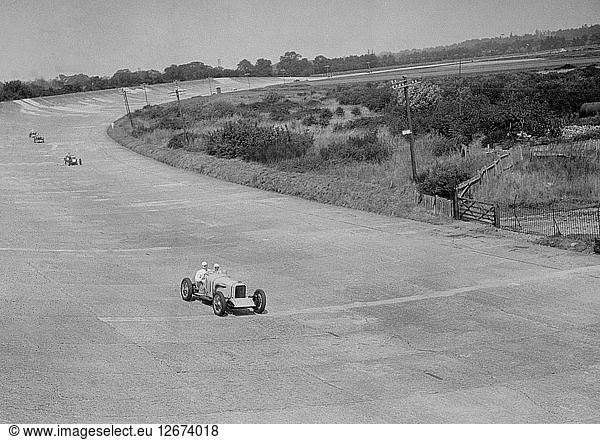 RJ Mundays Munday Special über Byfleet Banking  BARC-Treffen  Brooklands  Surrey  1933. Künstler: Bill Brunell.