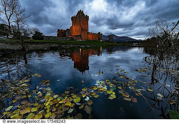 Roß Castle zu blauer Stunde mit Teich im Vordergrund  Roß Castle  Killarny  County Kerry  Irland  Europa