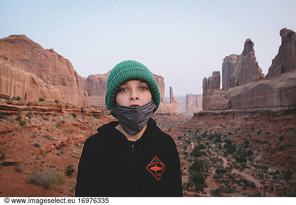 Road Trip während des Covid: Junge mit Maske im Arches National Park.