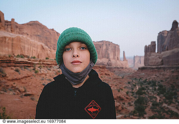 Road Trip während des Covid: Junge mit Maske im Arches National Park.