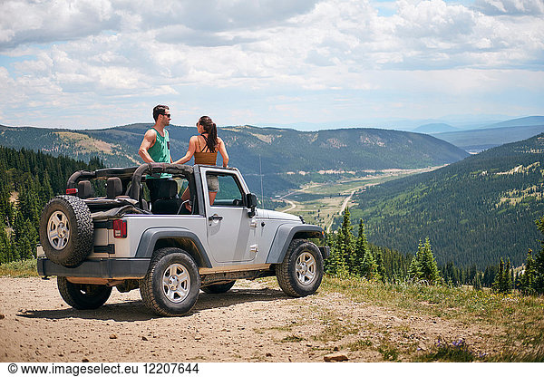 Roadtrip-Paar in einem Vierrad-Cabriolet in den Rocky Mountains  Breckenridge  Colorado  USA