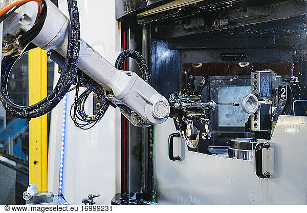 Roboterarm in beleuchteter Fabrik