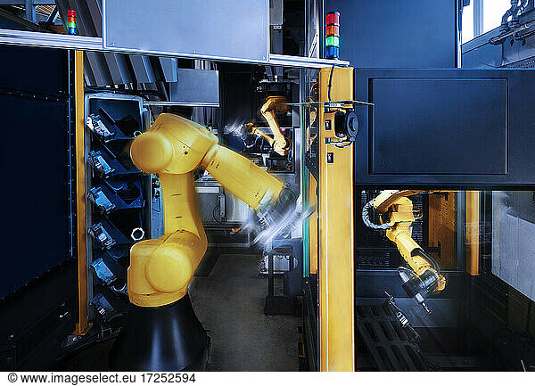 Roboterarm mit Ausrüstung in der Industrie