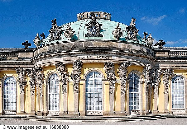 Rokokoschloss Sanssouci in der brandenburgischen Landeshauptstadt Potsdam - Deutschland.