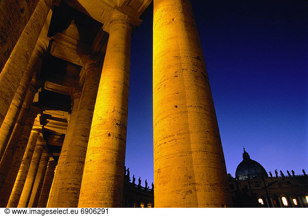 Rom  Hauptstadt  Großstadt  Quadrat  Quadrate  quadratisch  quadratisches  quadratischer  Säule  Heiligtum  Abenddämmerung  Italien  Vatikan