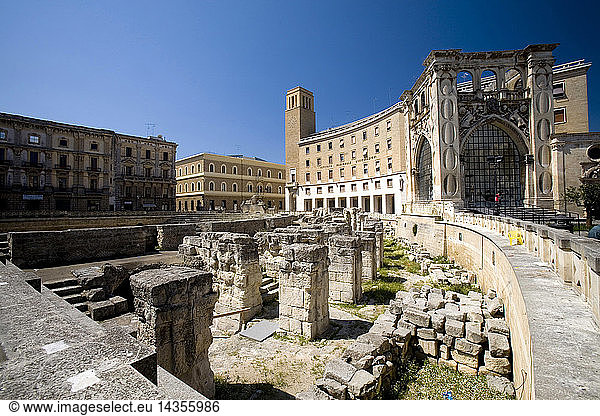 Roman amphitheatre and Palazzo del Seggio called Sedile Palace  Lecce  Puglia  Italy