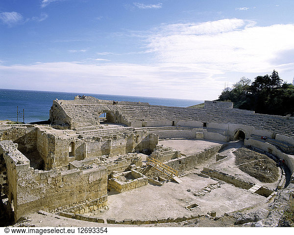 Roman Amphitheatre of Tarragona of elliptical floor,  in the center of the arena there are remains?