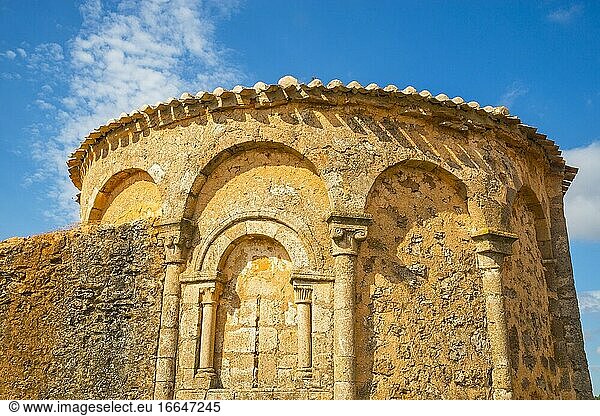 Romanische Apsis. Kirche San Miguel  Valdenebro  Provinz Soria  Kastilien-León  Spanien.