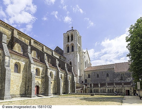 Romanische Basilika Blick auf den Altar in der romanischen Basilika Sainte-Marie-Madeleine  Vézelay  Département Yonne  Frankreich  Vézelay  Département Yonne  Frankreich  Europa