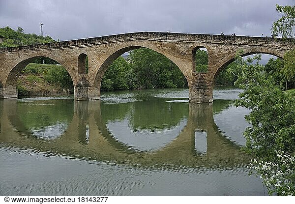 Romanische Brücke  Puente La Reina  Navarra  Spanien  Europa