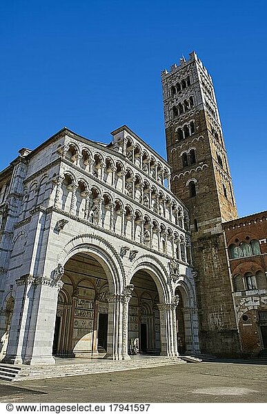Romanische Fassade aus dem 13. Jahrhundert und Campinale der romanischen Kathedrale von San Martino  Dom von Lucca  Toskana  Italien  Europa