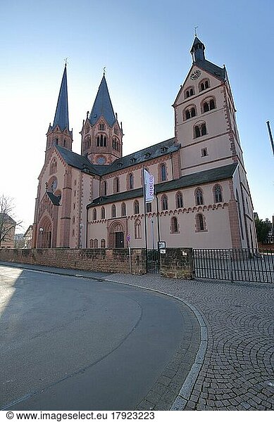 Romanische gotische Marienkirche und Wahrzeichen von Gelnhausen  Hessen  Deutschland  Europa