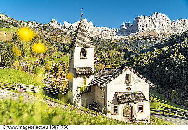 Romanische Kapelle San Cipriano  Tires-Tal  Dolomiten  Südtirol  Italien  Europa