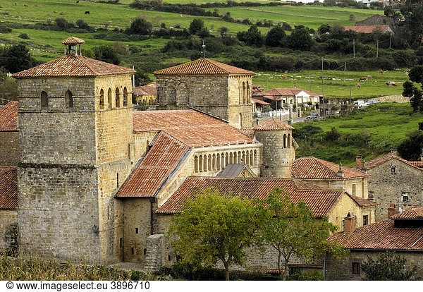 Romanische Stiftskirche  Santillana del Mar  Cantabria  Spanien  Europa