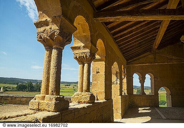 Romanisches Atrium und Landschaft. Kirche San Martin  Aguilera  Provinz Soria  Kastilien-León  Spanien.