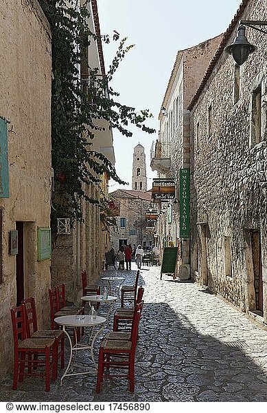 Romantische Altstadtgasse mit Straßencafé  Kapetan Metapa  Areopolis  Halbinsel Mani  Lakonien  Peloponnes  Griechenland  Europa