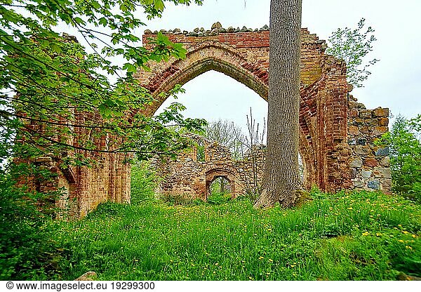 Romantische Ansicht einer mittelalterlichen Ruine einer christlichen Kirche in Europa