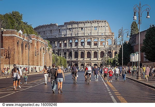 ROME  ITALIEN - 5. SEPTEMBER 2010: Menschen spazieren entlang der Via dei Fori Imperiali in Rom und genießen die späte Nachmittagssonne. Das Kolosseum erhebt sich im Hintergrund.