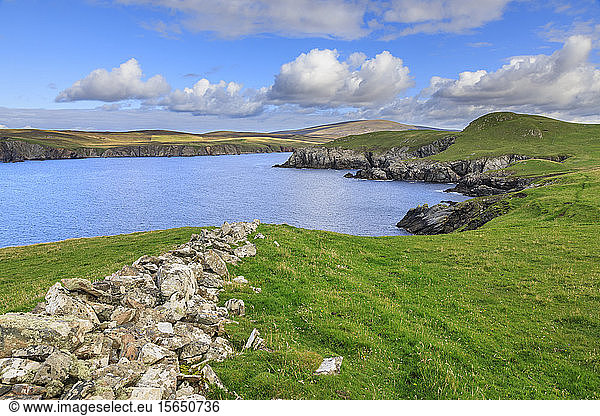 Ronas Hill von Ness of Hillswick  dramatische Klippen  interessante Geologie  Northmavine  Festland  Shetlandinseln  Schottland  Vereinigtes Königreich