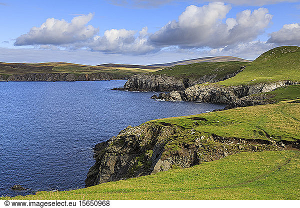 Ronas Hill von Ness of Hillswick  dramatische Klippen  interessante Geologie  Northmavine  Festland  Shetlandinseln  Schottland  Vereinigtes Königreich