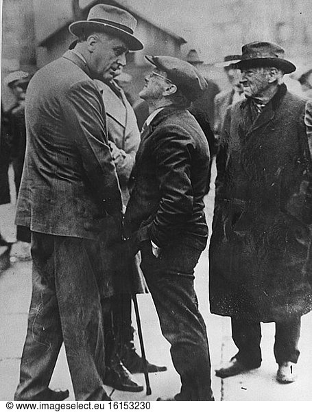 Roosevelt Talking to Worker / Photo/1930s