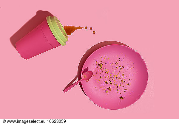 Rosa Kaffeetasse und Schale vor rosa Hintergrund