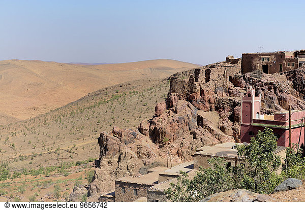Rosa Moschee in einem zerklüfteten Felsen  Anti-Atlas  Marokko  Afrika