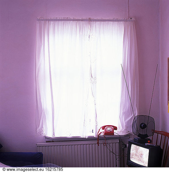 rosa Zimmer mit Telefon und Fernseher