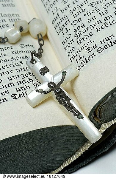 Rosenkranz auf Bibel  Kreuz  Kruzifix  Rosenkranzkette