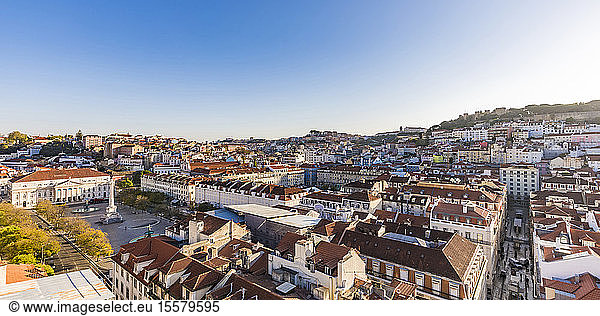 Rossio-Platz und Gebäude gegen den Himmel in Lissabon  Portugal