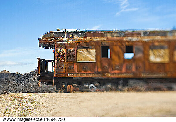 Rostiger Oldtimer-Zugwagen in der Wüste.