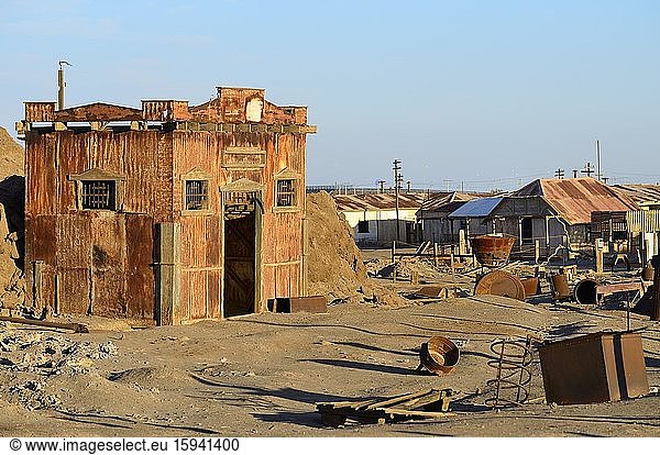 Rostiges verfallenes Fabrikgebäude  Geisterstadt Humberstone Salpeterwerke  Region Tarapacá  Chile  Südamerika