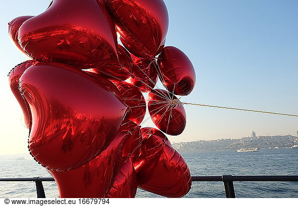 Rote Luftballons im Fluss Lifestyle